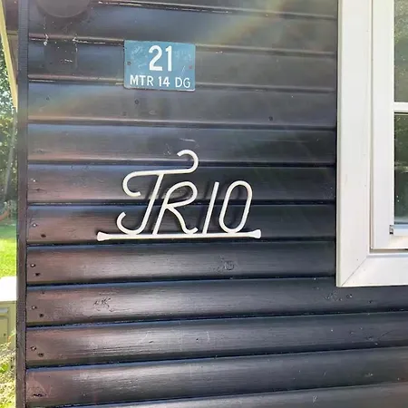 Colourful Summerhouse Close To בית נופש